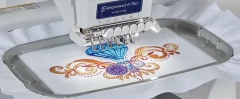 Вышивальная машина в работе